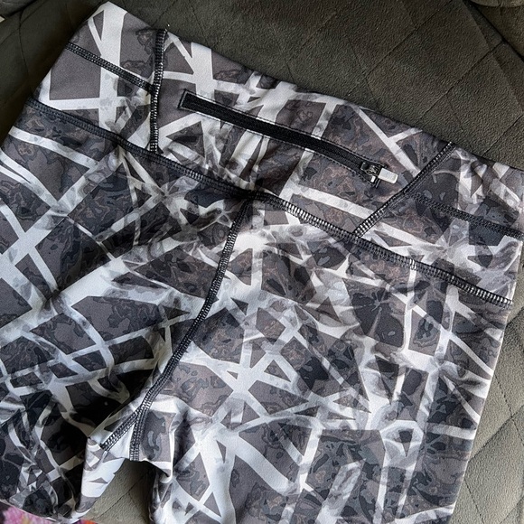 Athleta, Women’s, Geo Sonar, Printed, Capri, Leggings. - Picture 4 of 12